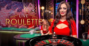 clint Domino QQ table on mobile phone, showing portrait mode layout and live dealer